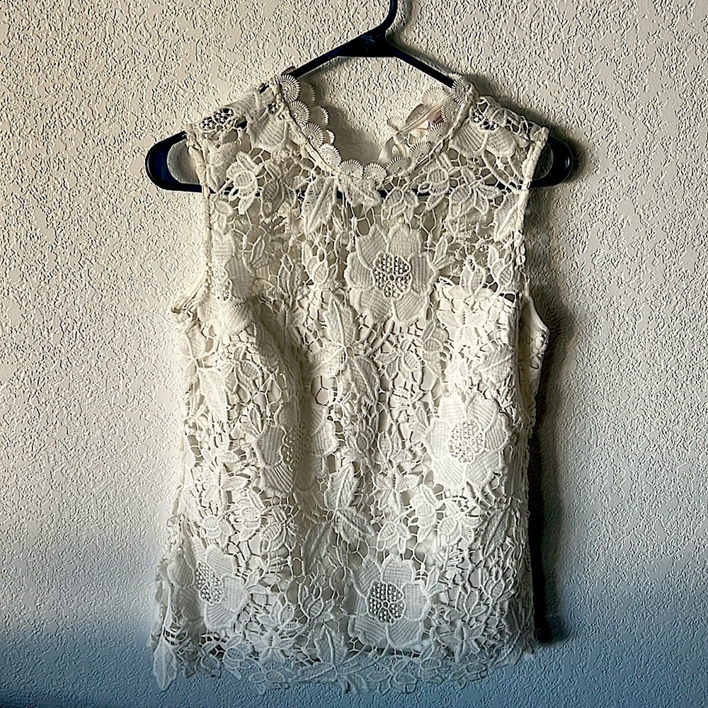 Woman’s lace top